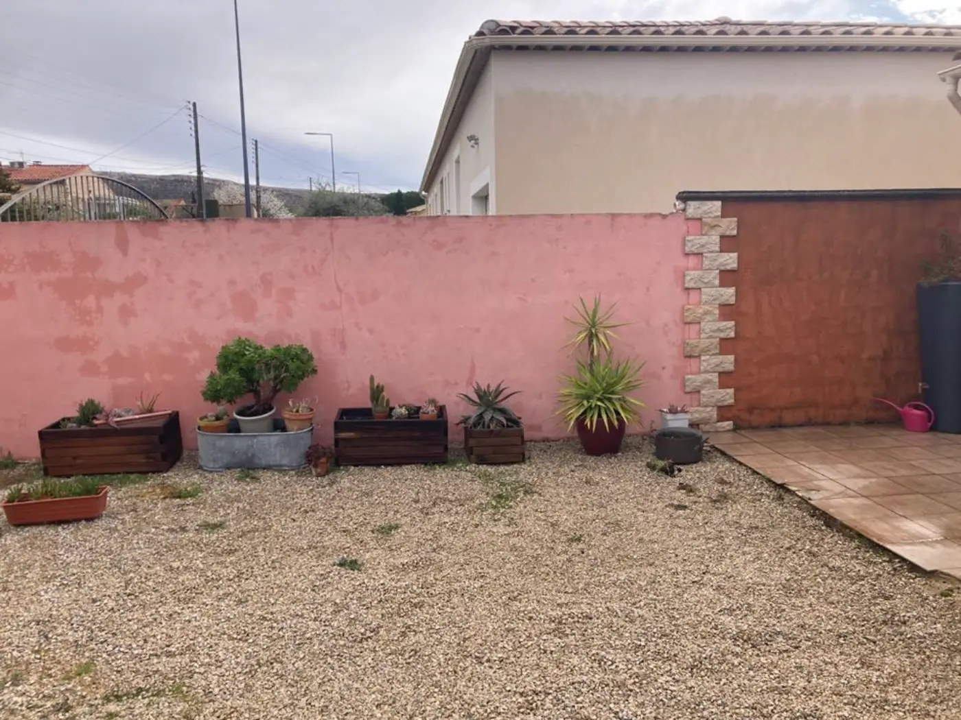 Aménagement d’une entrée extérieure à Rognac (13) — visuel 1